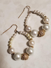 Pearl Center Glitzy Stage Pearl Hoop Earrings